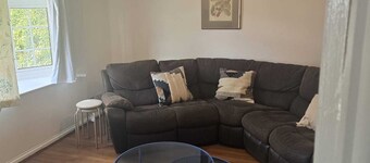 Homely 3-bedroom House close to shops and also close to the town center