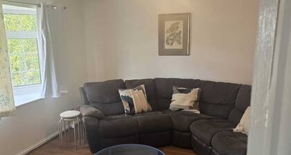 Homely 3-bedroom House close to shops and also close to the town center