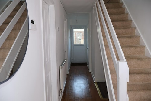 Homely 3-bedroom House close to shops and also close to the town center