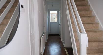 Homely 3-bedroom House close to shops and also close to the town center