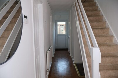 Homely 3-bedroom House close to shops and also close to the town center