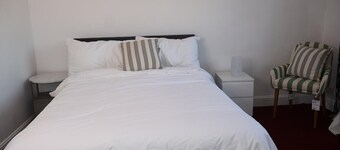 Homely 3-bedroom House close to shops and also close to the town center