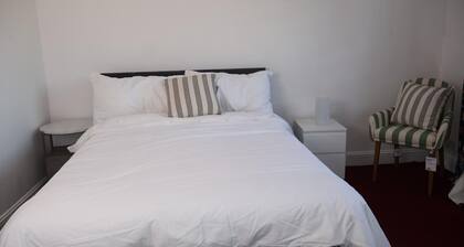 Homely 3-bedroom House close to shops and also close to the town center