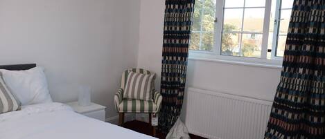 3 多间卧室、熨斗/熨衣板、WiFi、床单