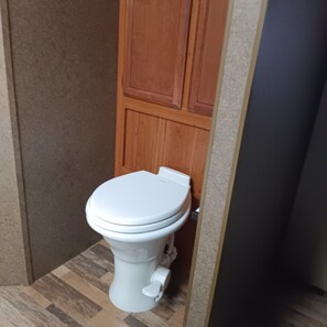 Shower, towels, soap, toilet paper - Cozy RV in Amazing Black Canyon City with AC (Black Canyon City)