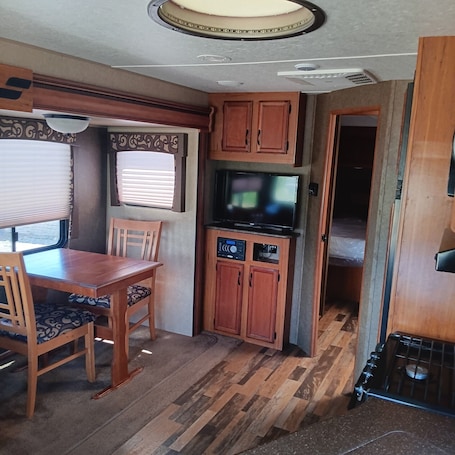 Dining. Cozy RV in Amazing Black Canyon City with AC