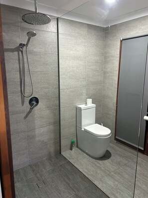 Doccia, asciugamani, sapone, carta igienica