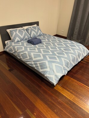 Iron/ironing board, WiFi, bed sheets