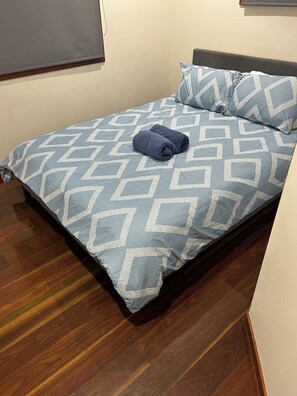 Tabla de planchar con plancha, wifi y ropa de cama