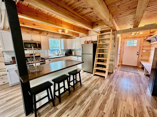 Microwave, oven, stovetop - Cabin/bunkhouse for hockey teams, bird watchers, ATV/Snowmobilers, family events (Warroad)