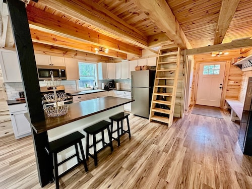 Cabin/bunkhouse for hockey teams, bird watchers, ATV/Snowmobilers, family events