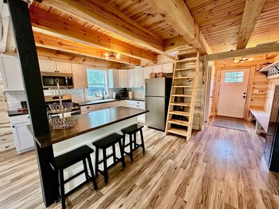 Cabin/bunkhouse for hockey teams, bird watchers, ATV/Snowmobilers, family events