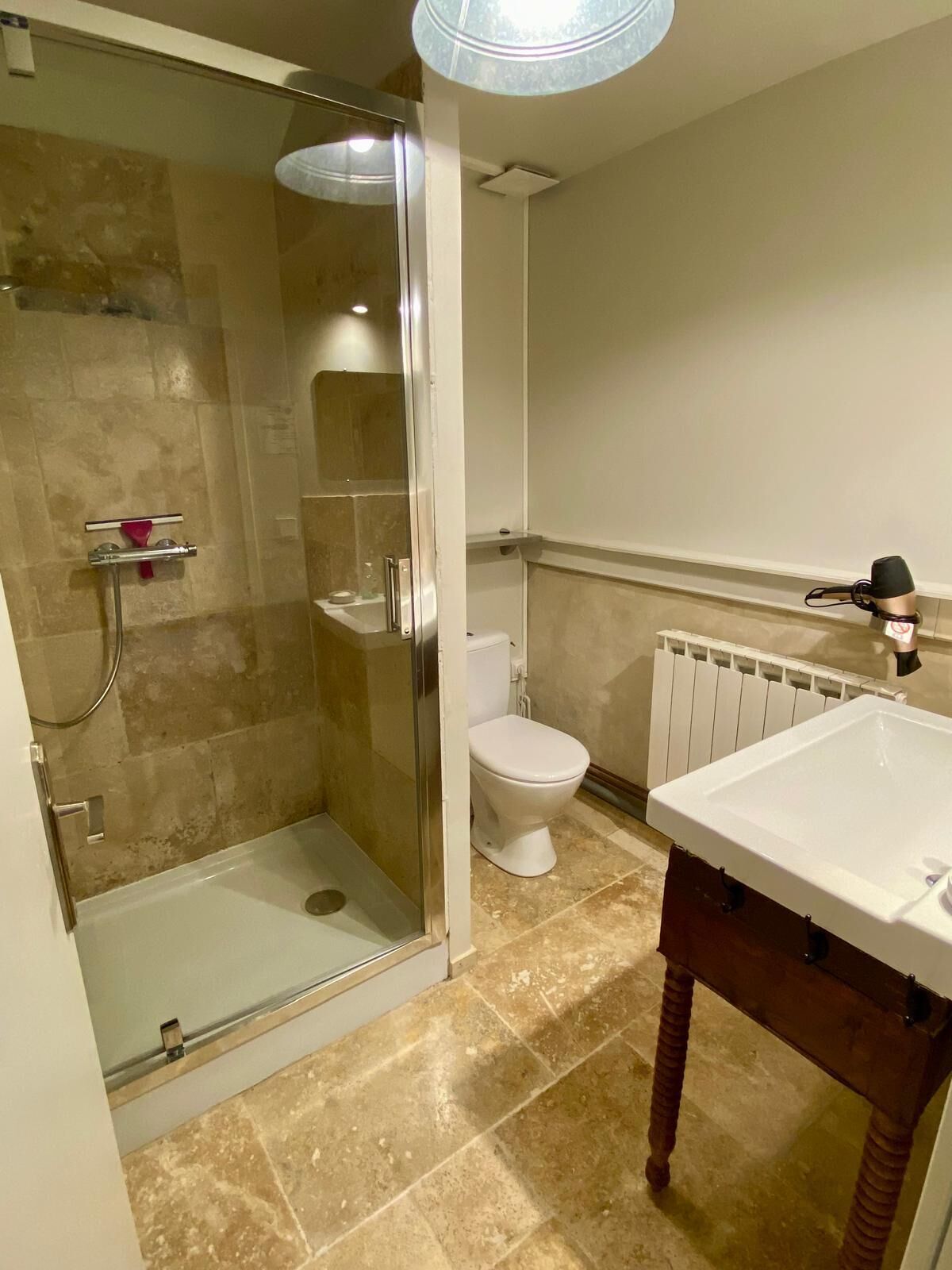 Dusch, hårtork, handdukar och tvål