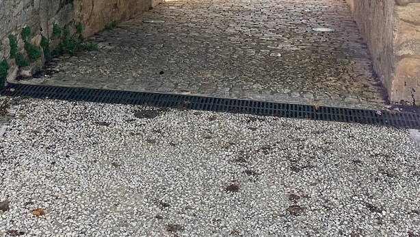 A stone archway leading to a cobblestone street with buildings on either side. - EDEN gîte for 2 people with terrace and swimming pool in the heart of the Périgord Noir region (Doissat)