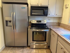 Mikrobølgeovn, ovn, kokeplater og oppvaskmaskin