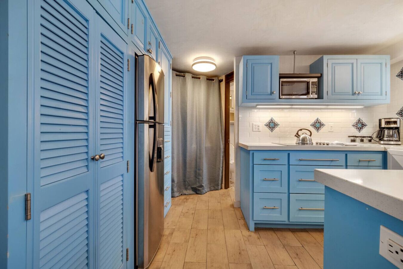 Refrigerador, microondas, parrilla de estufa y cafetera y tetera 