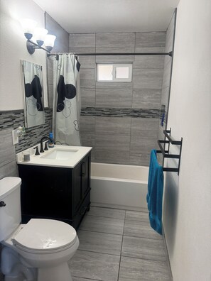 Dusche, Handtücher, Toilettenpapier
