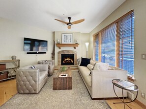 Smart TV, fireplace