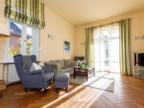 TV, fireplace - Apartment 'Blanck 4' with Lake View, Private Terrace and Wi-Fi (Malchow)