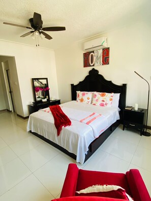 1 bedroom, iron/ironing board, WiFi, bed sheets - New Kingston Mountain Vista
gated complex
360 degrees of the city mtn and sea (Kingston)