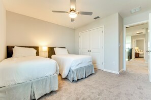 4 bedrooms, iron/ironing board, travel crib, internet - Pool Access: Family Gem w/ Views in St Cloud! (St. Cloud)
