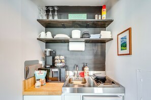 Réfrigérateur, micro-ondes, plaque de cuisson, cafetière/bouilloire