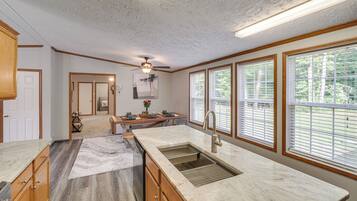 Réfrigérateur, micro-ondes, plaque de cuisson, lave-vaisselle