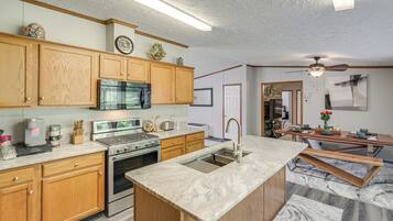 Réfrigérateur, micro-ondes, plaque de cuisson, lave-vaisselle