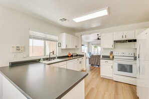 Coffee/tea maker, cookware/dishes/utensils - Swim & Unwind: 'Wildrose Retreat' in Mesa! (Mesa)