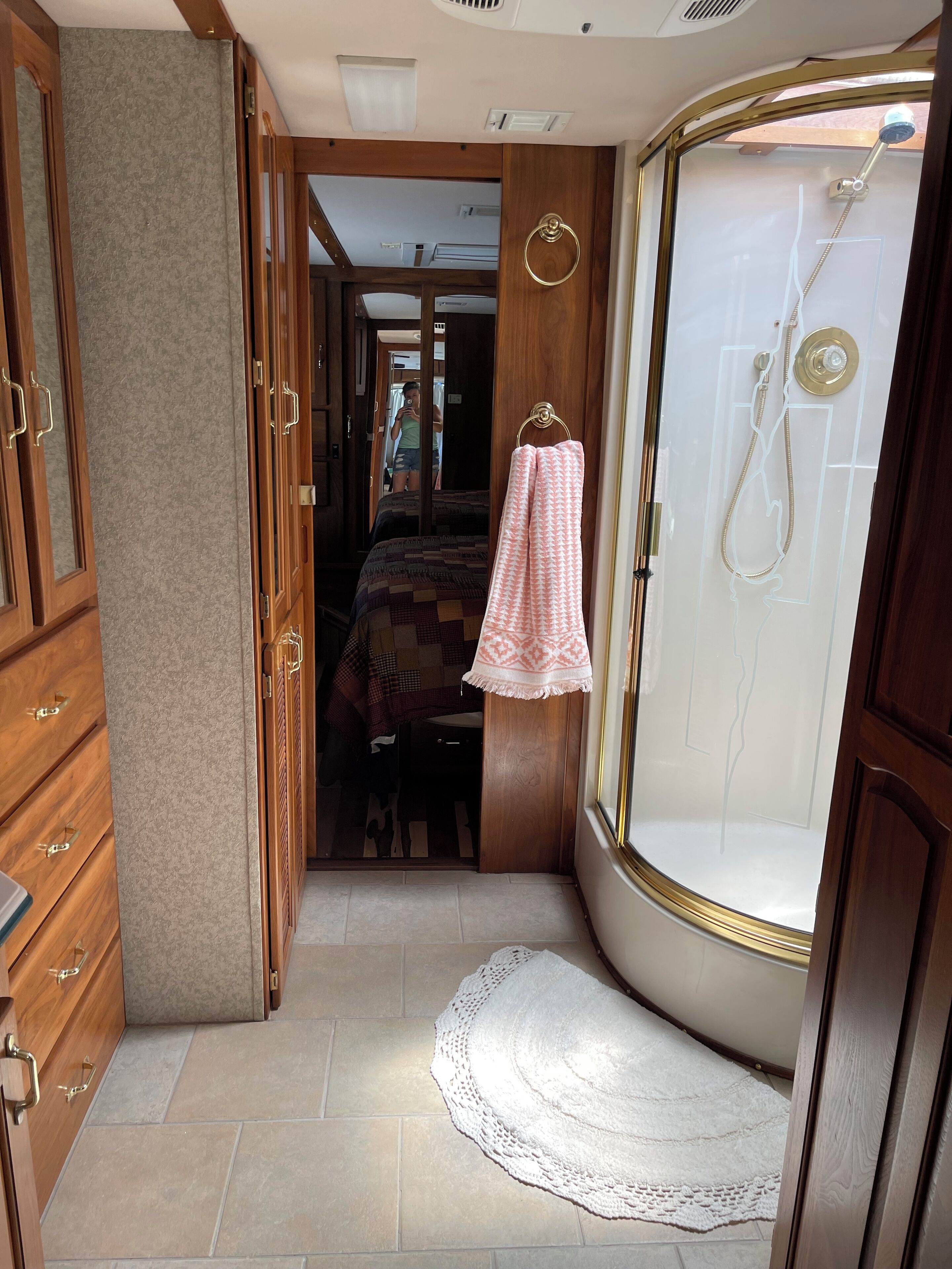 Douche, serviettes fournies, savon, papier toilette