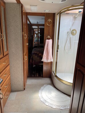 淋浴设施、毛巾、肥皂、卫生纸