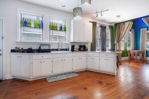 Microwave, oven, stovetop, dishwasher - Roomy Madison Ave Retreat "Near Downtown & Maxwell AFB" (Montgomery)