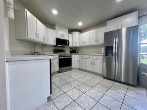 Refrigerador, microondas, horno y parrilla de estufa 