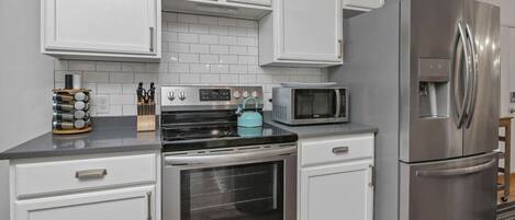 Réfrigérateur, four à micro-ondes, un four, surface de cuisson