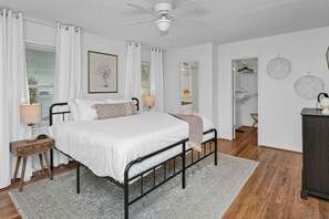 4 bedrooms, desk, iron/ironing board, free WiFi