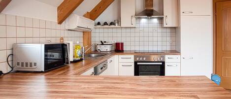 Refrigerador, parrilla de estufa, lavavajillas y cafetera y tetera