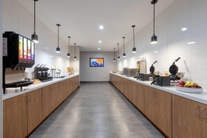 Desayuno completo gratuito y diario