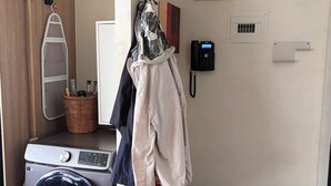 A laundry area with a washing machine, drying rack, and a shoe rack. - World Cup stay - Central location next to Condesa, Escandon neighborhoods. (Ciudad de México)