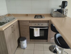 Microondas, horno, placa de cocina