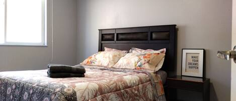 1 slaapkamer, een strijkplank/strijkijzer, wifi, beddengoed