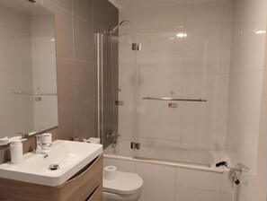 Secador de pelo, toallas, jabón, papel higiénico