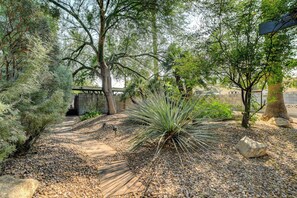 Property grounds - Charming 1-bedroom bungalow-longer stays available (Las Vegas)