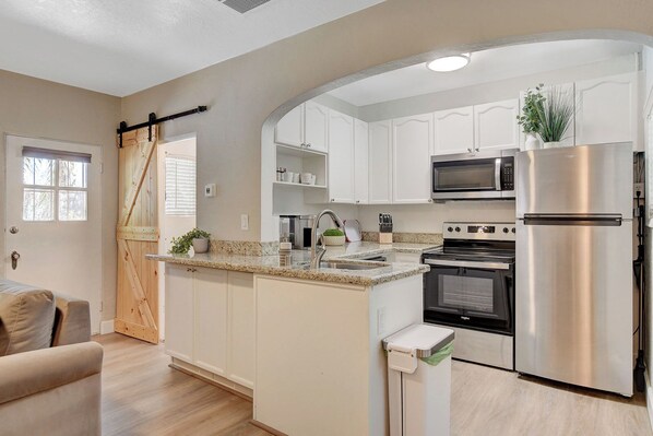 Microwave, oven, stovetop, dishwasher - Charming 1-bedroom bungalow-longer stays available (Las Vegas)