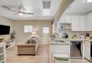 Interior - Charming 1-bedroom bungalow-longer stays available (Las Vegas)