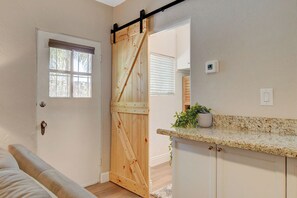 Interior - Charming 1-bedroom bungalow-longer stays available (Las Vegas)