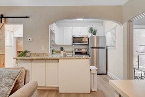 Mikrobølgeovn, ovn, kokeplater og oppvaskmaskin