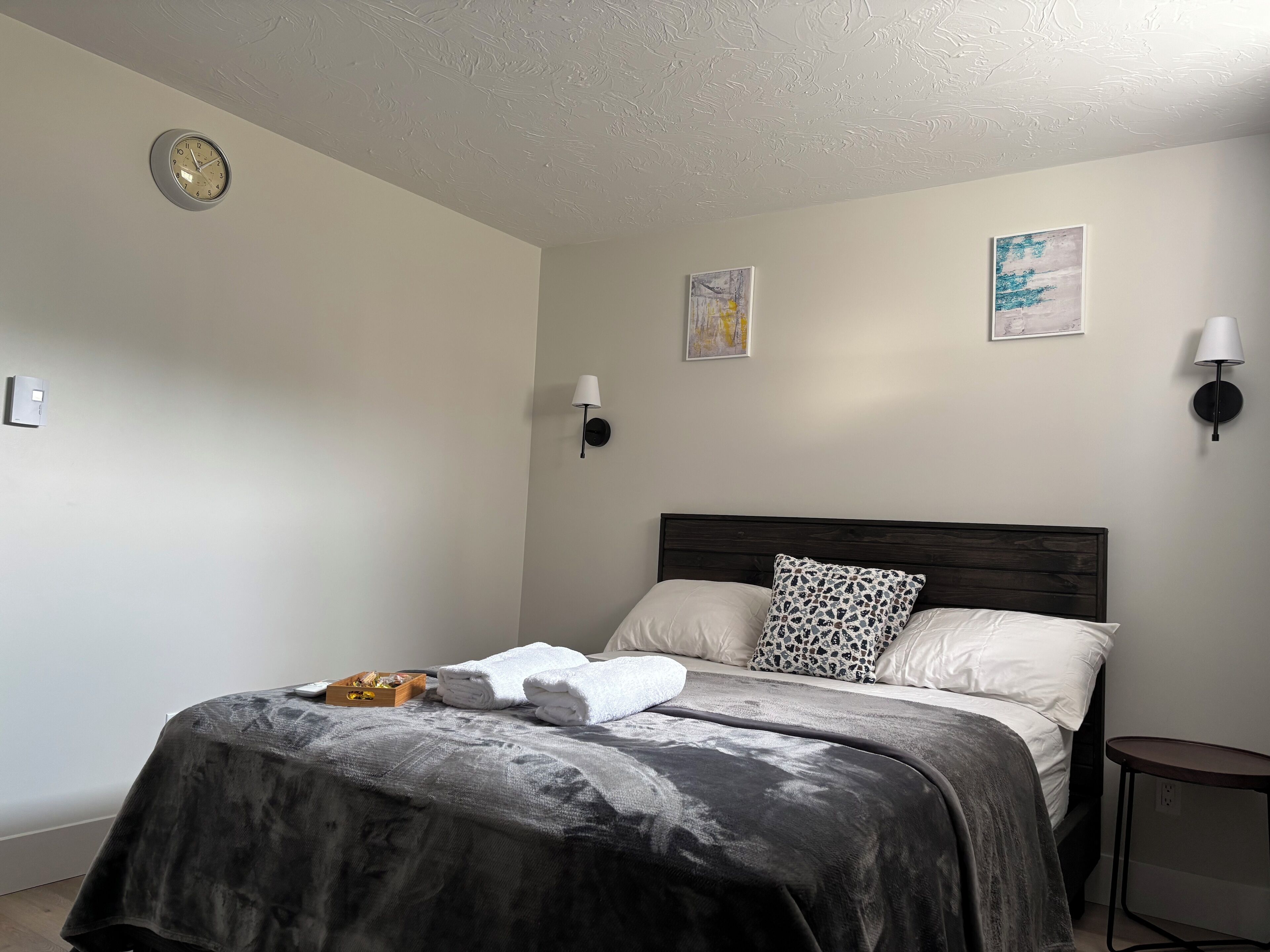 1 غرفة نوم ومكواة/لوح كي وواي فاي مجانًا وملاءات أسرّة