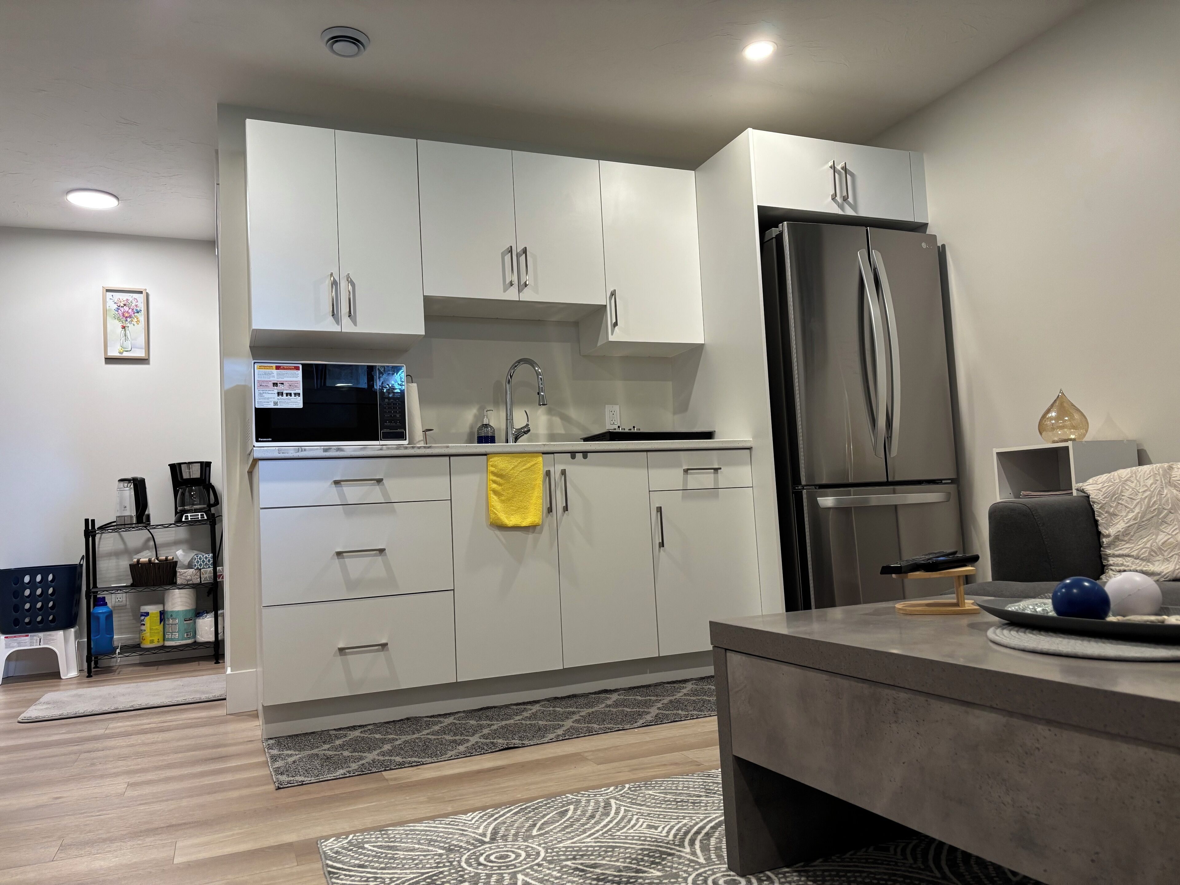 Frigorífico, microondas, horno y placa de cocina