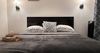 Urban Oasis - Your Private Air Conditioned Suite