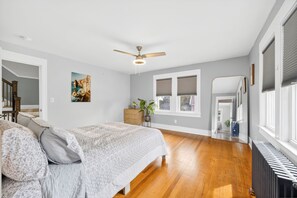 4 bedrooms, iron/ironing board, WiFi, bed sheets